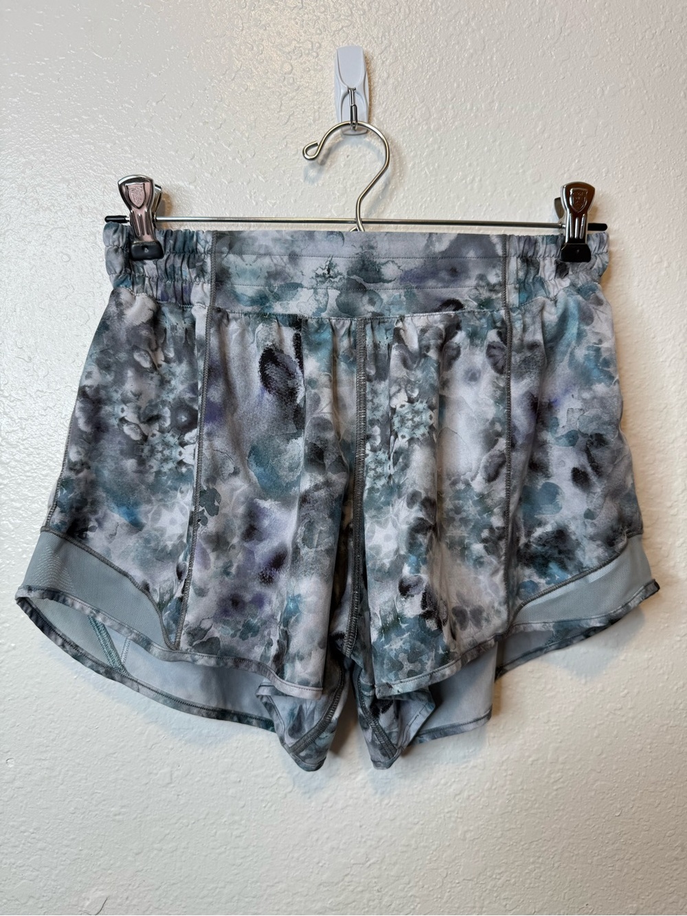 Lululemon Kaleidofloral Hotty Hot Shorts Lined 4” Size 6 Gym Workout Running